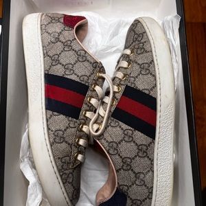 Well kept clean youse Gucci shoes